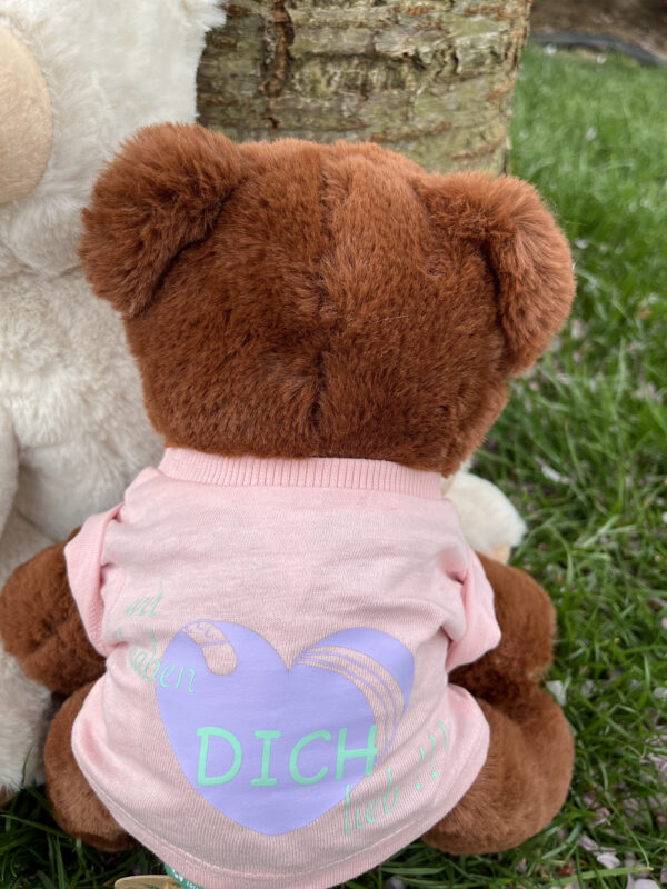 IMG 9392 600x800 - kleiner Recycel- Teddybär  mit Wunsch-Print auf dem Shirt