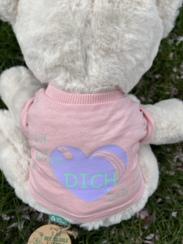 IMG 9397 scaled e1648723134695 600x800 - großer Recycel- Teddybär  mit Wunsch-Print auf dem Shirt