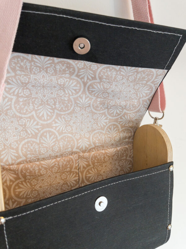 APC 1274 hdr 600x800 - Tasche aus Papier-Leder und Buchenholz -schwarz/rosa