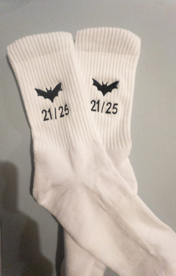 APC 2561 600x942 - Socken bestickt mit deinem Wunschmotiv