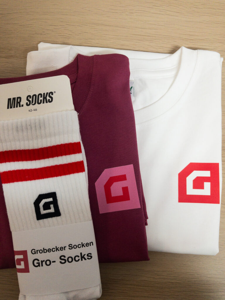 APC 2707 768x1024 - ....Grobeckers gro&szlig;artiger Merch- Shop....