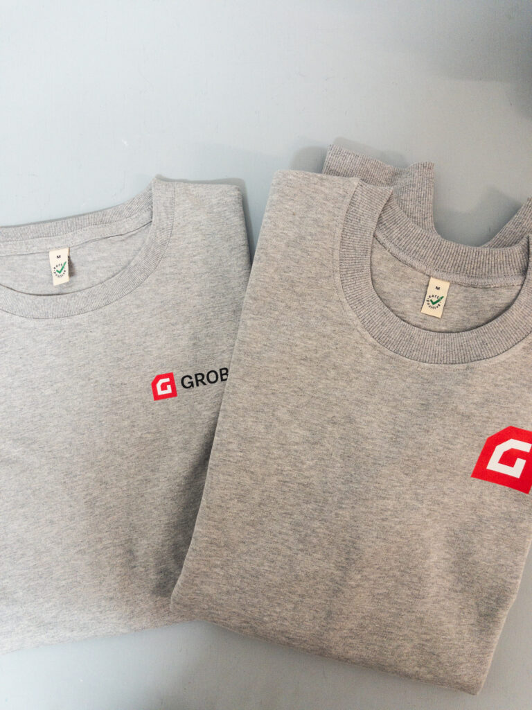 APC 2792 768x1024 - ....Grobeckers gro&szlig;artiger Merch- Shop....