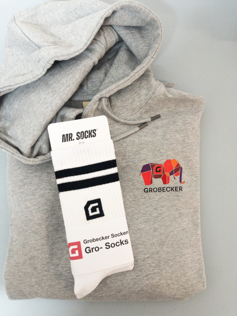 APC 2793 768x1024 - ....Grobeckers gro&szlig;artiger Merch- Shop....