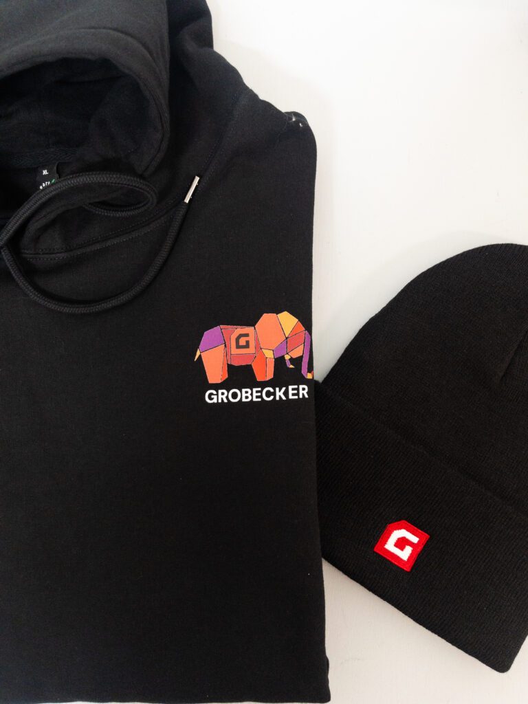 APC 2798 768x1024 - ....Grobeckers gro&szlig;artiger Merch- Shop....