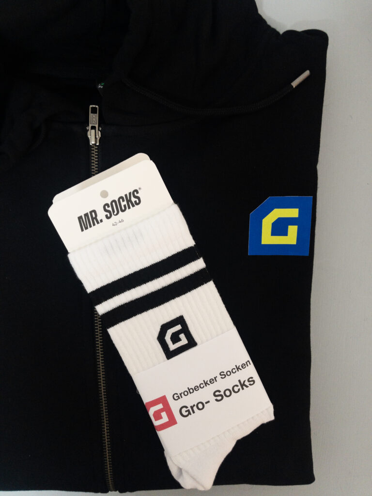 APC 2823 768x1024 - ....Grobeckers gro&szlig;artiger Merch- Shop....