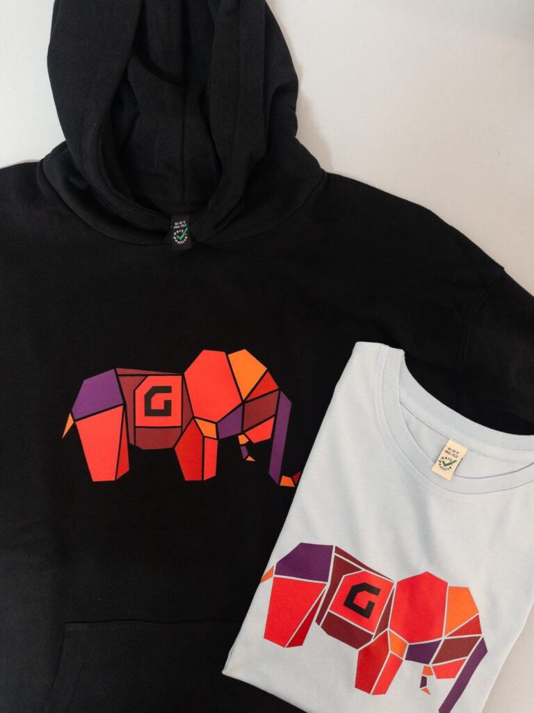 APC 2825 1 768x1024 - ....Grobeckers gro&szlig;artiger Merch- Shop....